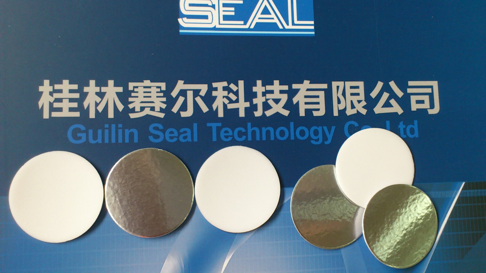 One-piece top-tabbed liner